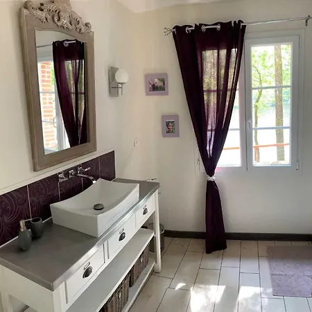 La Maison Au Bord Du Holiday home Chateau-Guibert